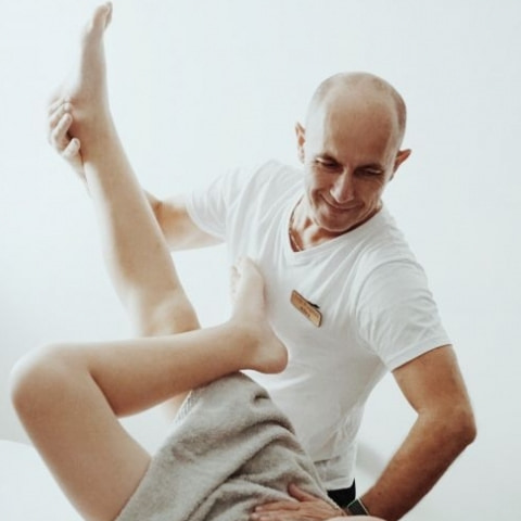 מטפל/ת בכוסות רוח - אלכס בגינוב - מטפל מוסמך